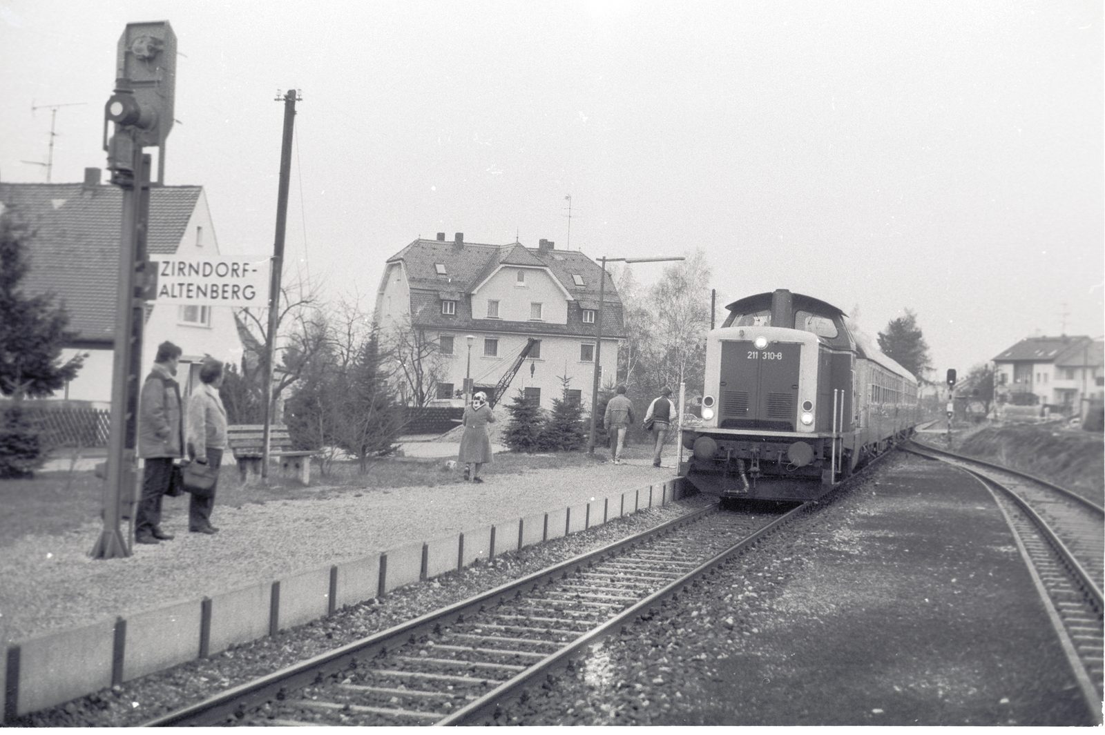 Bahnhof Zirndorf-Altenberg: V&nbsp;100 mit Nahverkehrszug im Jahr 1985