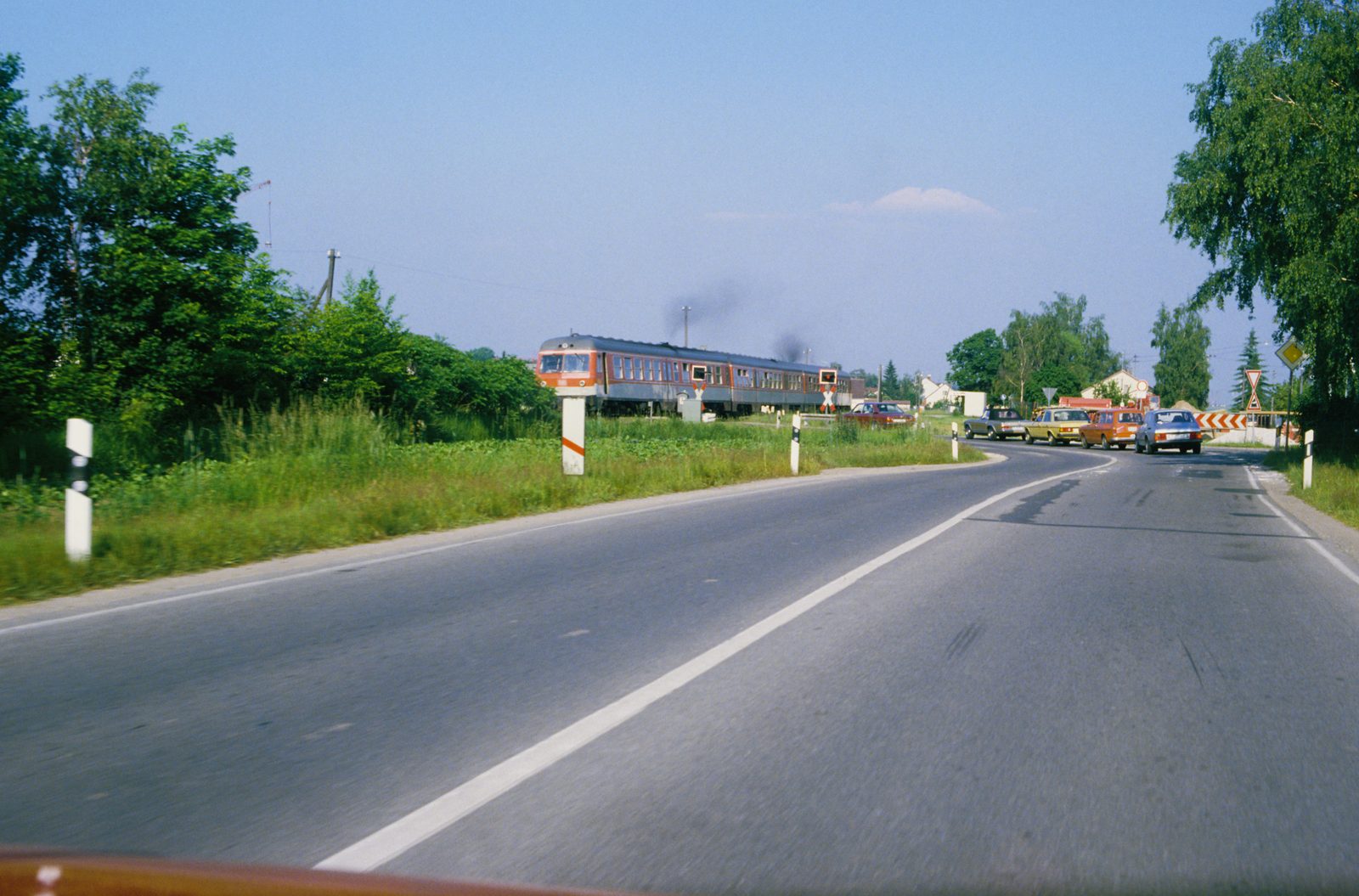 Bahnübergang bei Weinzierlein 1986 mit dem abendlichen 614 nach Großhabersdorf