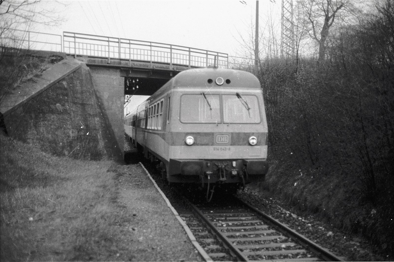 Haltepunkt Fürth-Süd mit dem abendlichen 614 im Jahr 1985